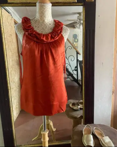 Blusa de seda terracota con volantes - miniatura 4