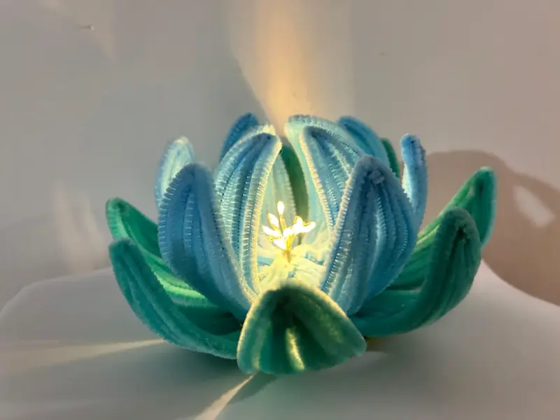 Flor decorativa luminosa de fieltro azul - 1