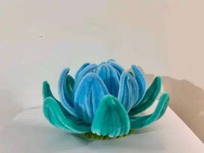 Flor decorativa luminosa de fieltro azul - miniatura 2