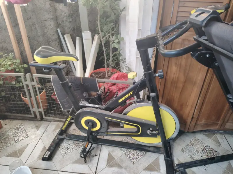 Bicicleta de spinning Best amarilla y negra