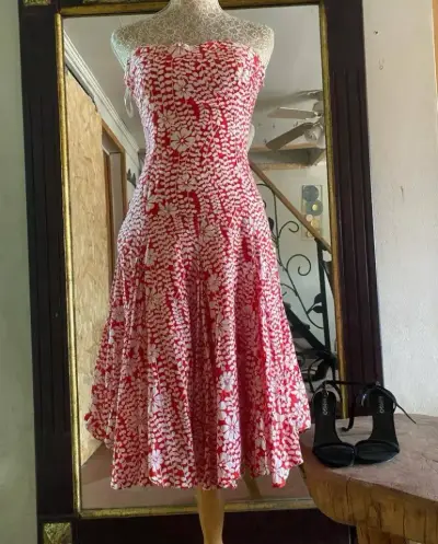 Vestido strapless rojo con estampado floral - miniatura 1