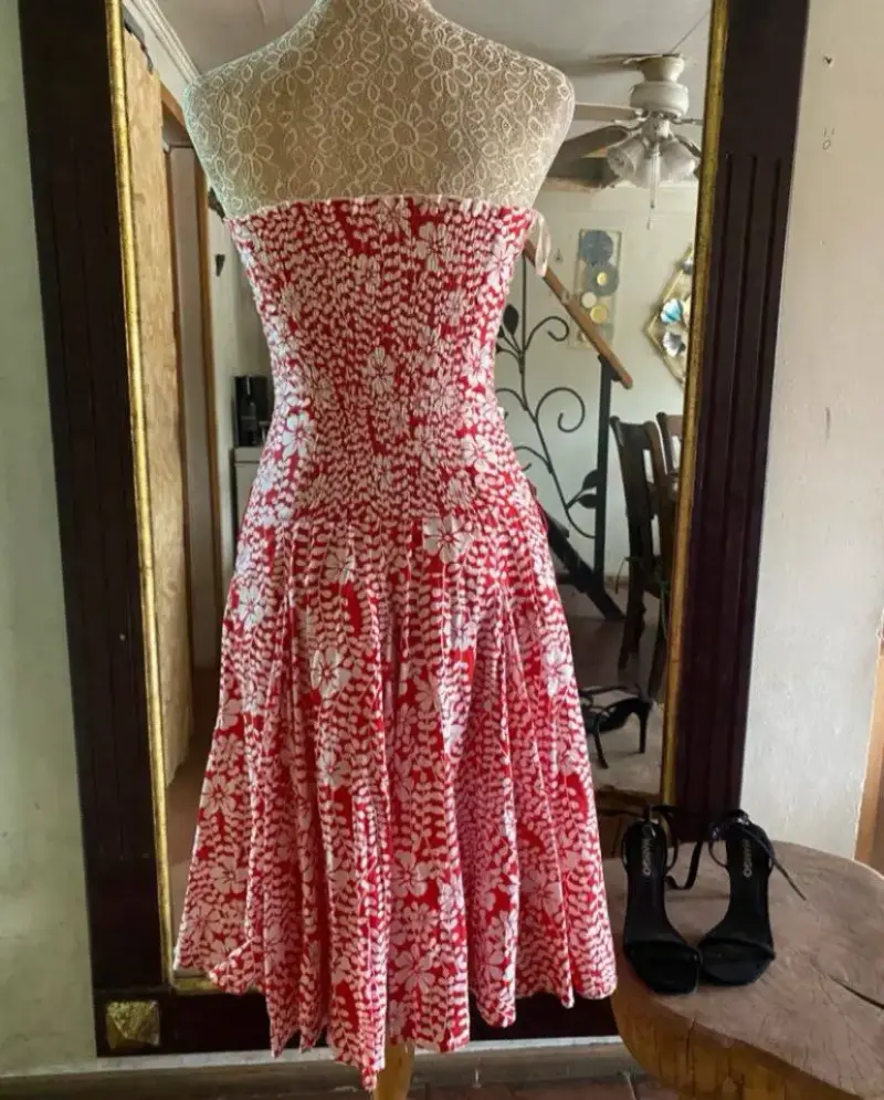 Vestido strapless rojo con estampado floral - 2