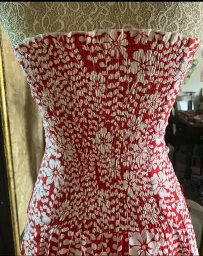 Vestido strapless rojo con estampado floral - miniatura 3