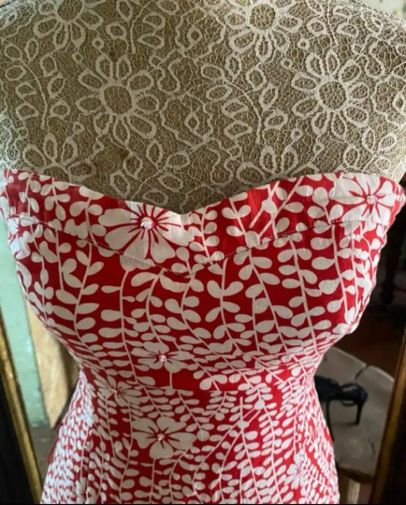 Vestido strapless rojo con estampado floral - 4