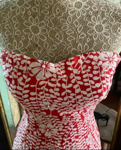 Vestido strapless rojo con estampado floral - miniatura 4