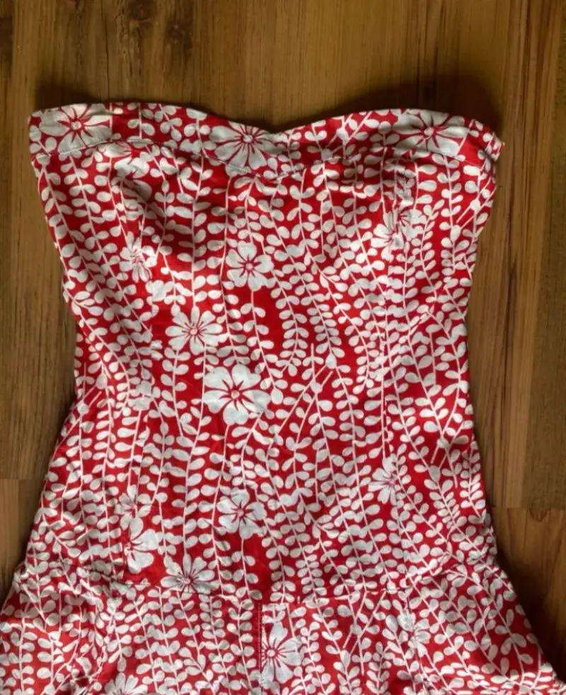 Vestido strapless rojo con estampado floral - 6