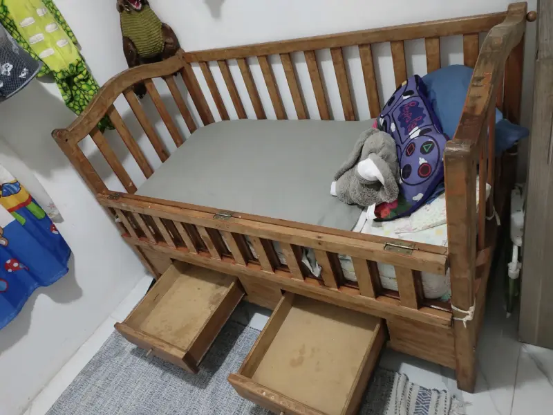 Cuna de madera con cajones para bebé - 1