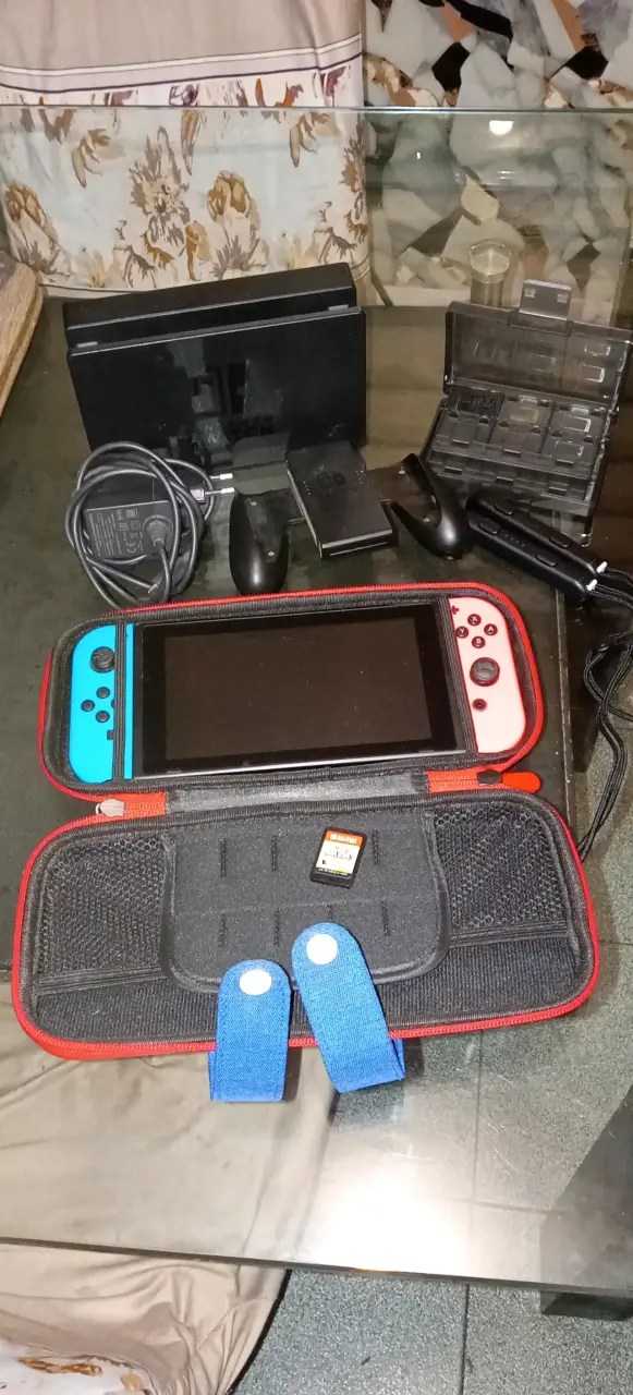 Consola Nintendo Switch con accesorios y juego - 1