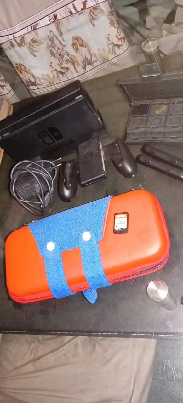 Consola Nintendo Switch con accesorios y juego - 2