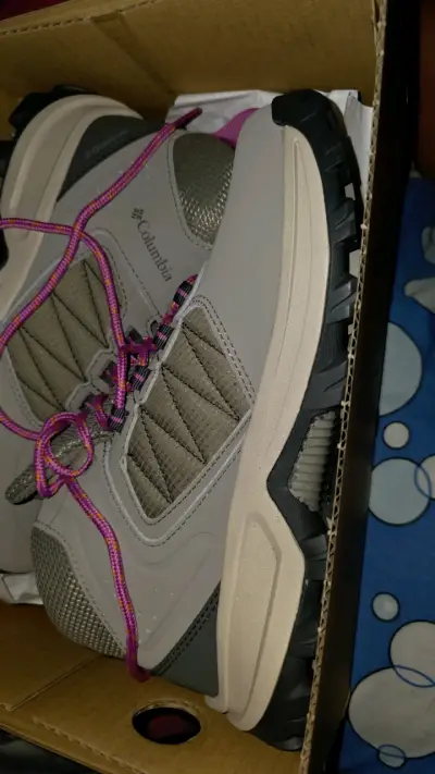 Zapatillas de trekking Columbia gris con cordones rosados - miniatura 1