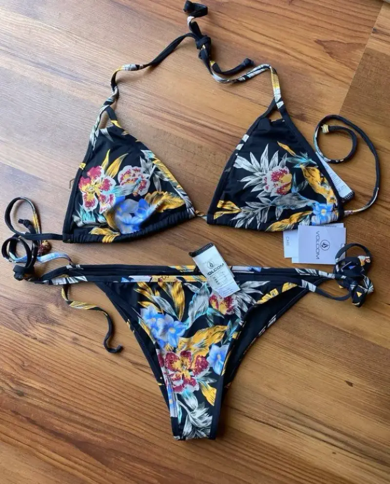 Bikini floral Volcom negro con estampado tropical - 1