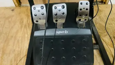 Volante y pedales Logitech G para PlayStation - miniatura 3
