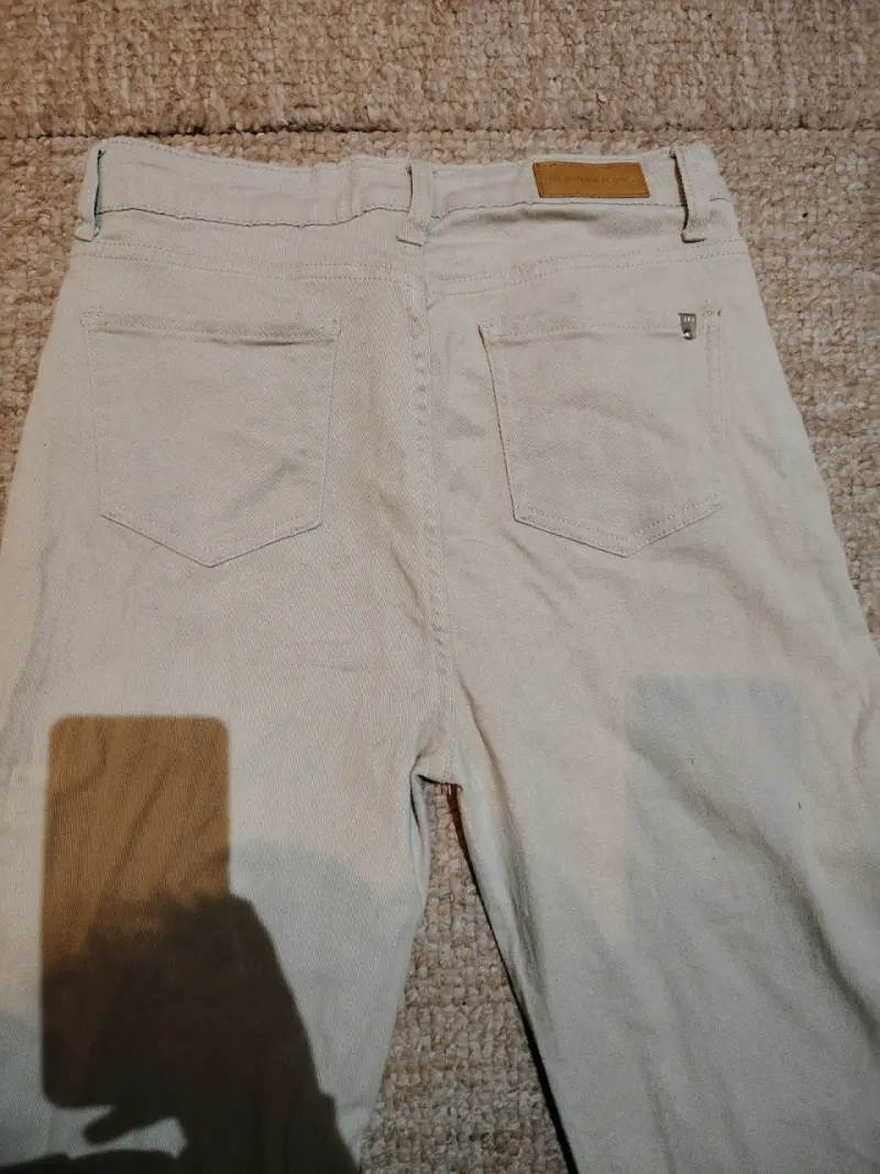 Pantalones cargo beige con bolsillo de mujer - 2