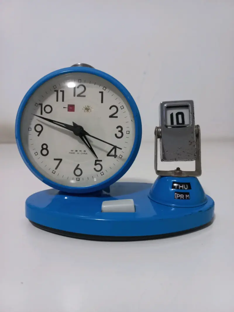 Reloj despertador vintage azul con calendario - 1
