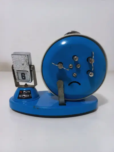 Reloj despertador vintage azul con calendario - miniatura 2