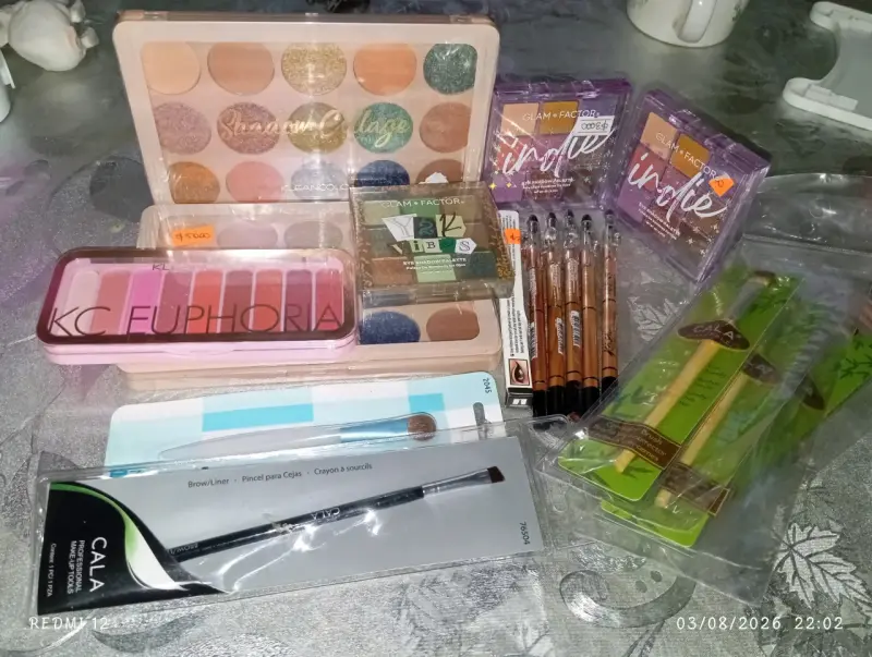 Lote de maquillaje con paletas y brochas - 2