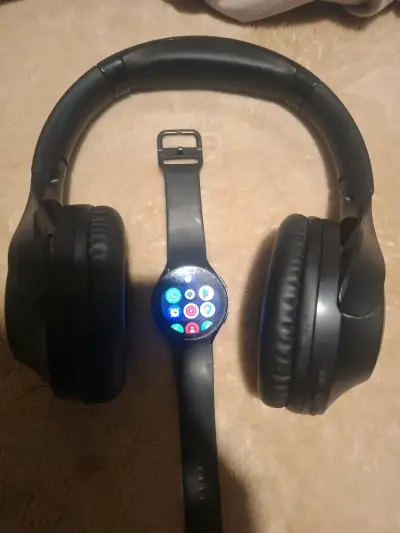 Smartwatch y audífonos inalámbricos negros - miniatura 1