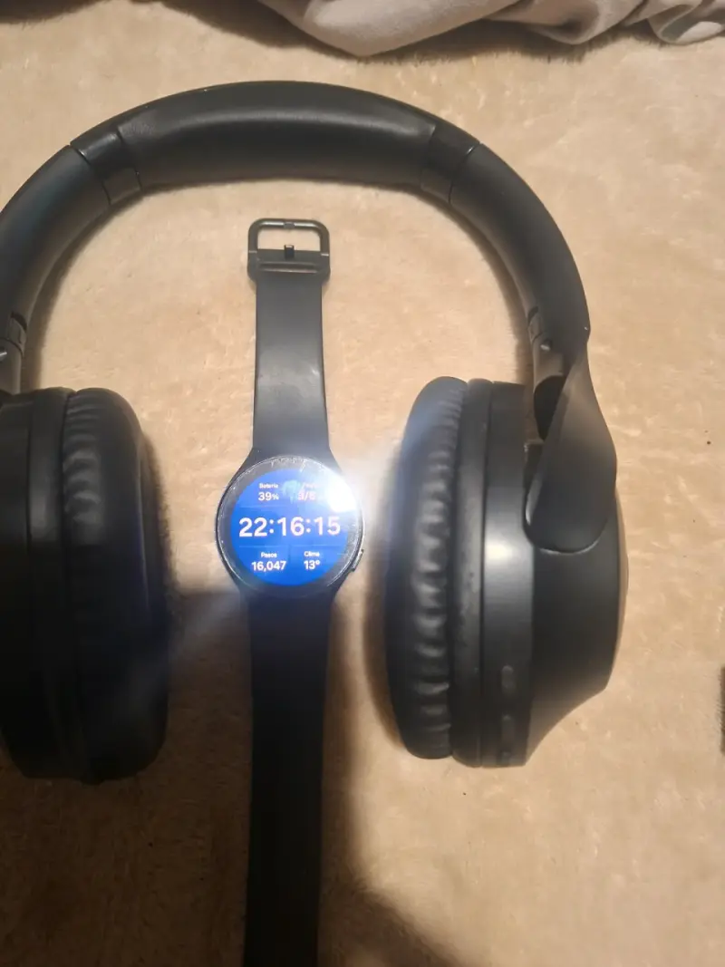 Smartwatch y audífonos inalámbricos negros - 2