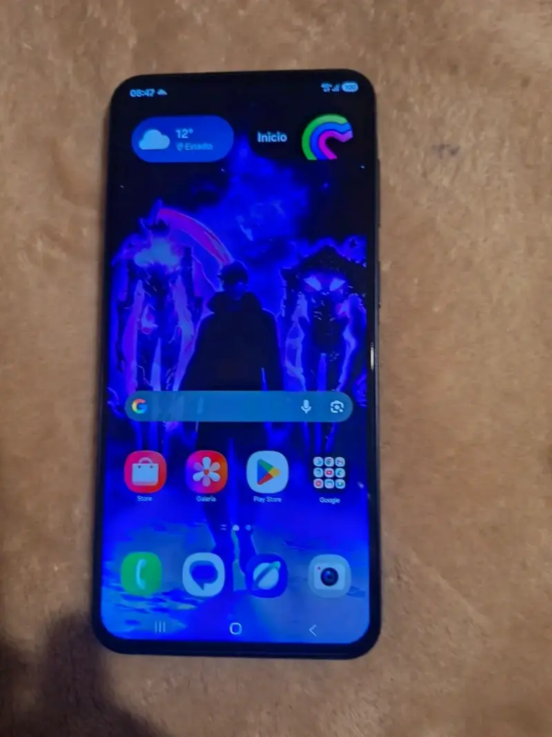Smartwatch y audífonos inalámbricos negros - 4