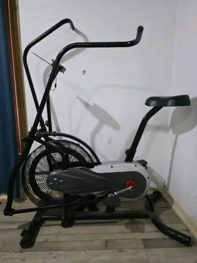 Bicicleta estática con ventilador para ejercicio - miniatura 2