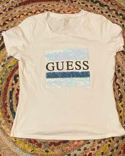 Polera blanca Guess con logo de lentejuelas - miniatura 1