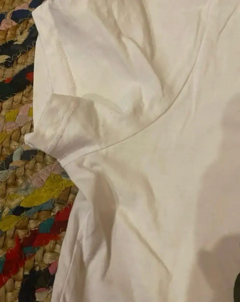 Polera blanca Guess con logo de lentejuelas - 2