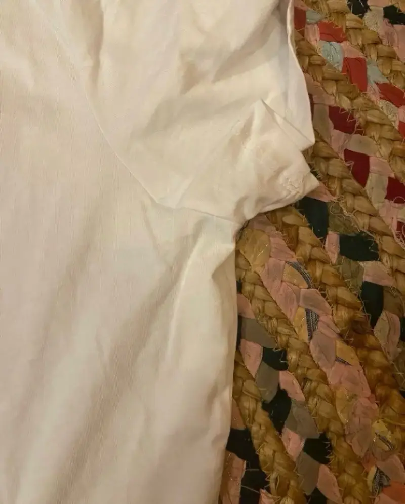 Polera blanca Guess con logo de lentejuelas - 3