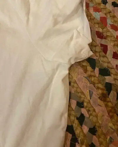 Polera blanca Guess con logo de lentejuelas - miniatura 3