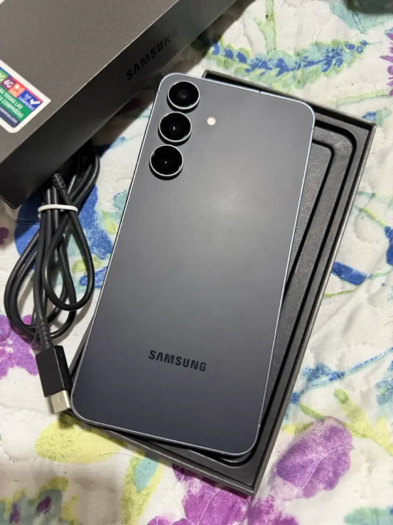 Samsung Galaxy S25 Fe con caja y accesorios - 1