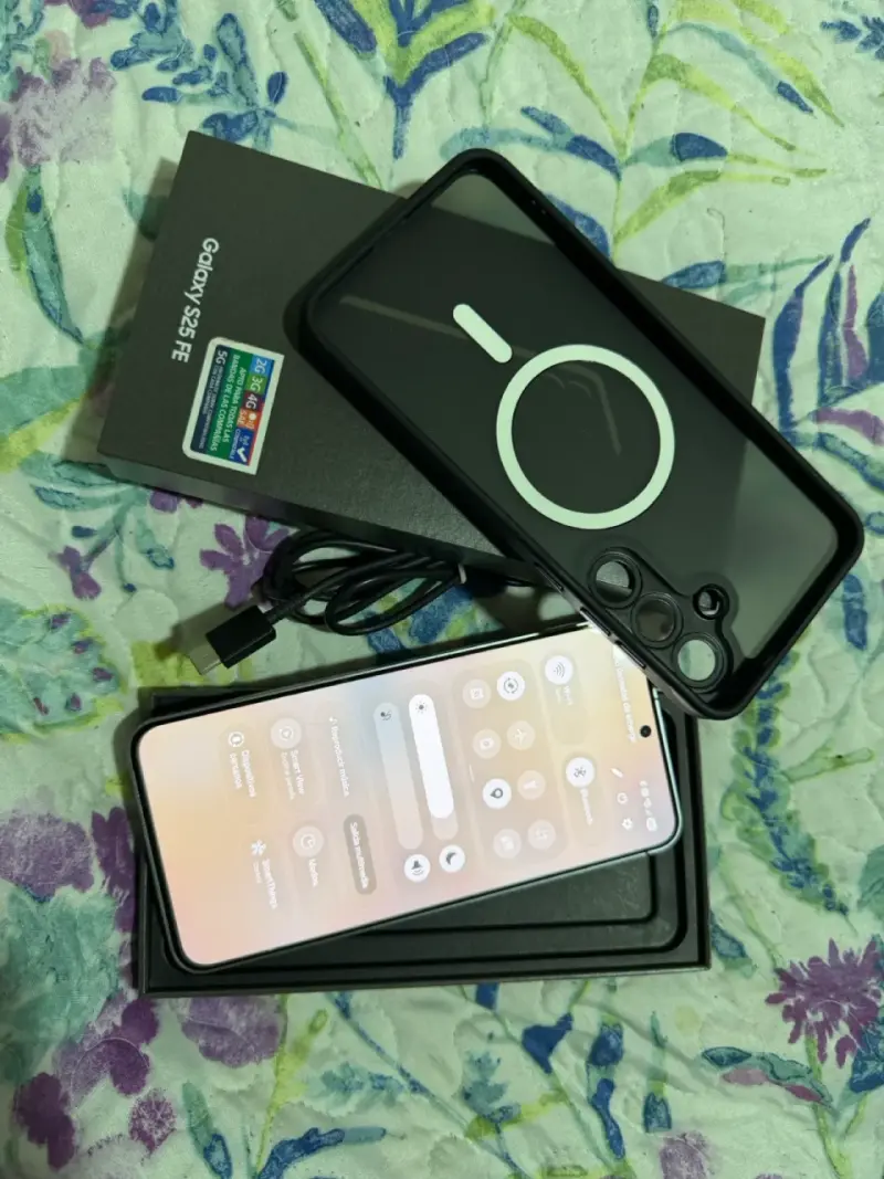 Samsung Galaxy S25 Fe con caja y accesorios - 2