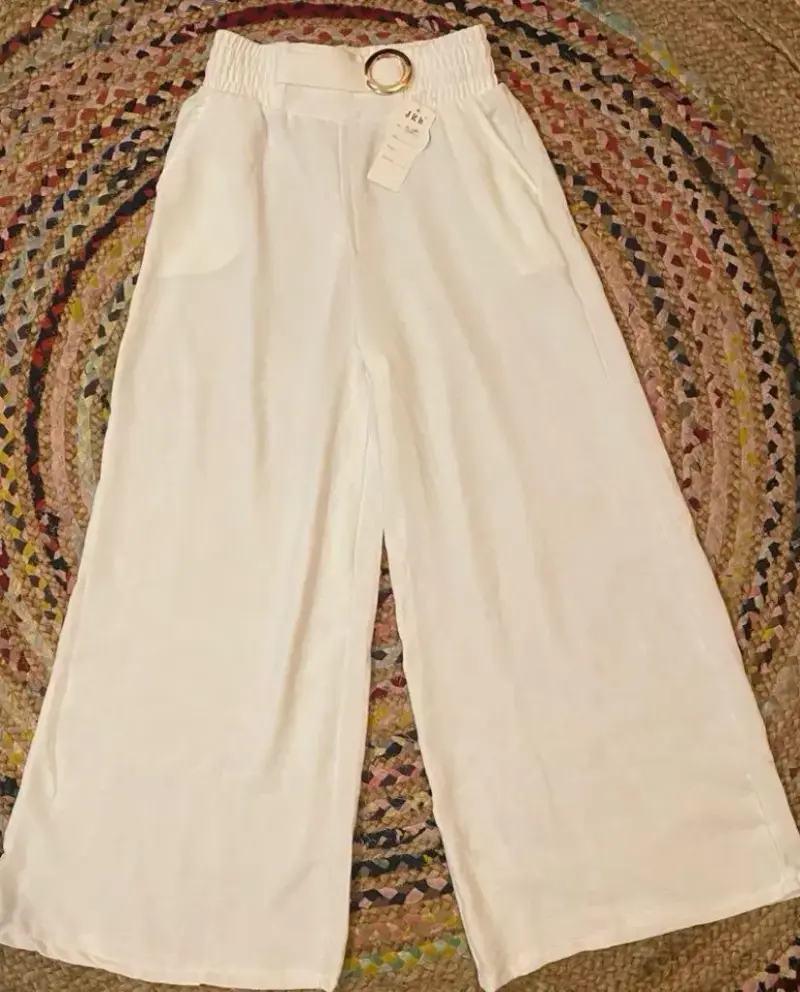 Pantalones palazzo blancos con cinturón