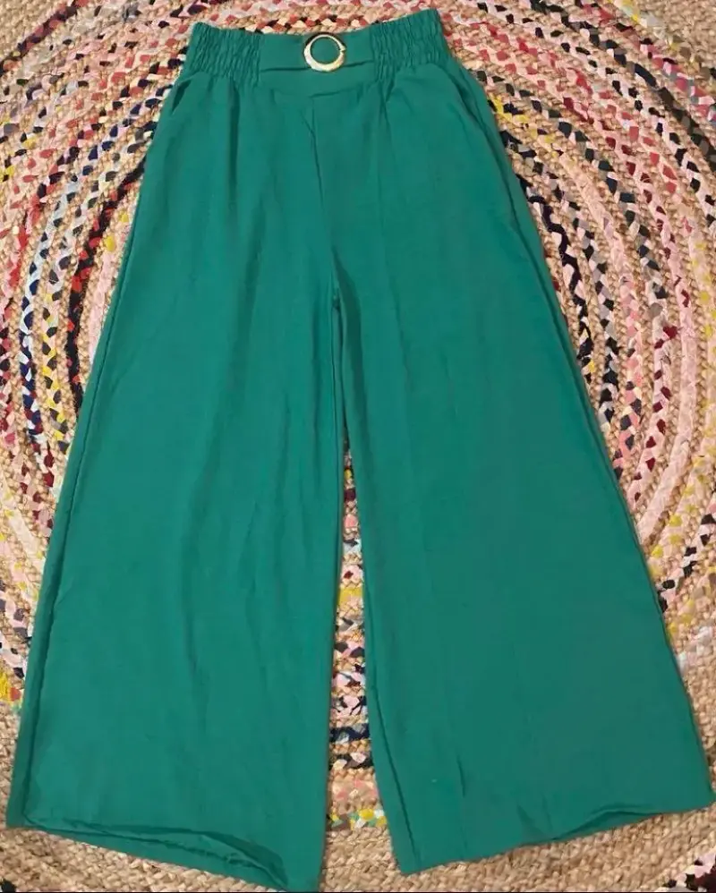 Pantalones palazzo verde con cinturón