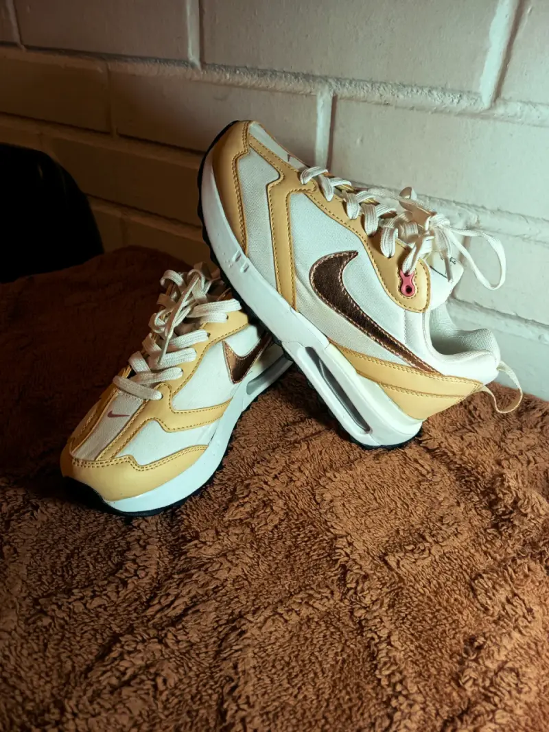 Zapatillas deportivas beige con detalles dorados - 1