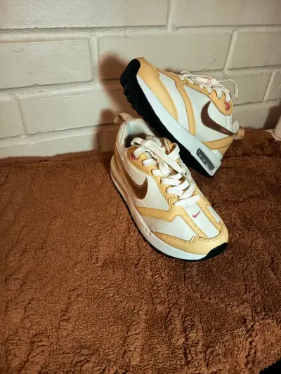 Zapatillas deportivas beige con detalles dorados - miniatura 2