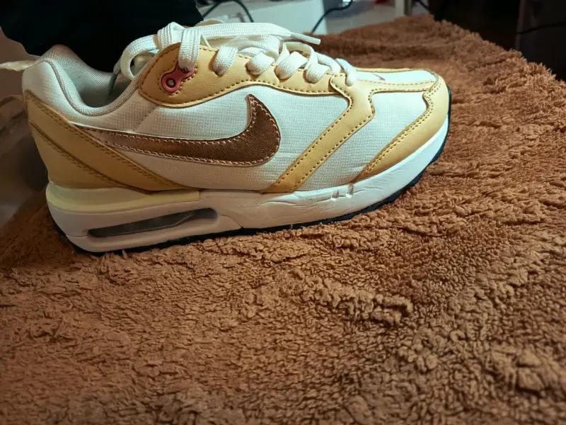 Zapatillas deportivas beige con detalles dorados - 3