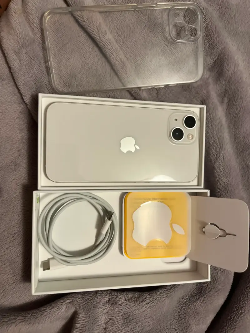 iPhone 13 blanco con accesorios completos - 1