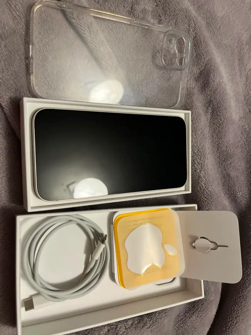 iPhone 13 blanco con accesorios completos - 2
