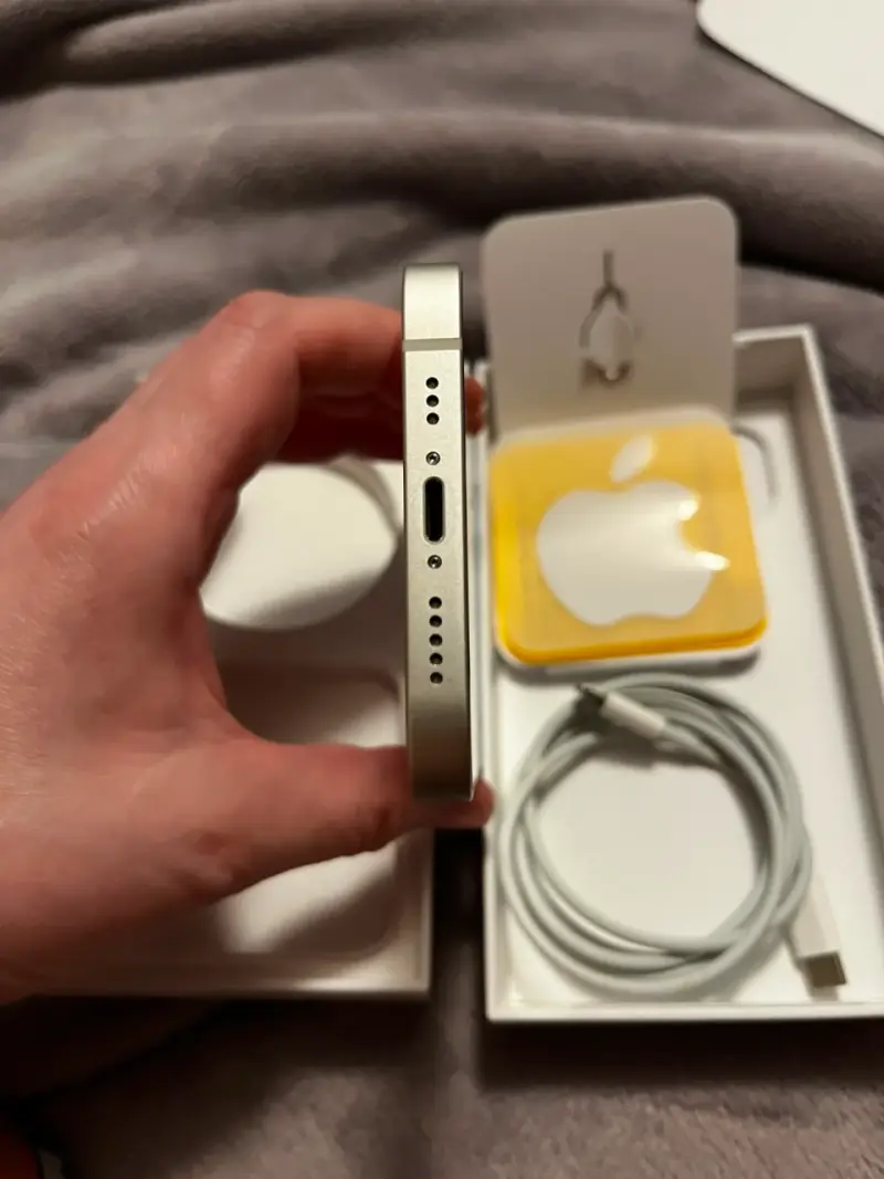 iPhone 13 blanco con accesorios completos - 3
