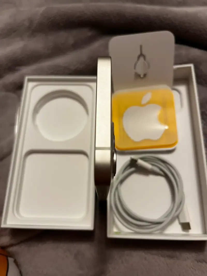 iPhone 13 blanco con accesorios completos - 4