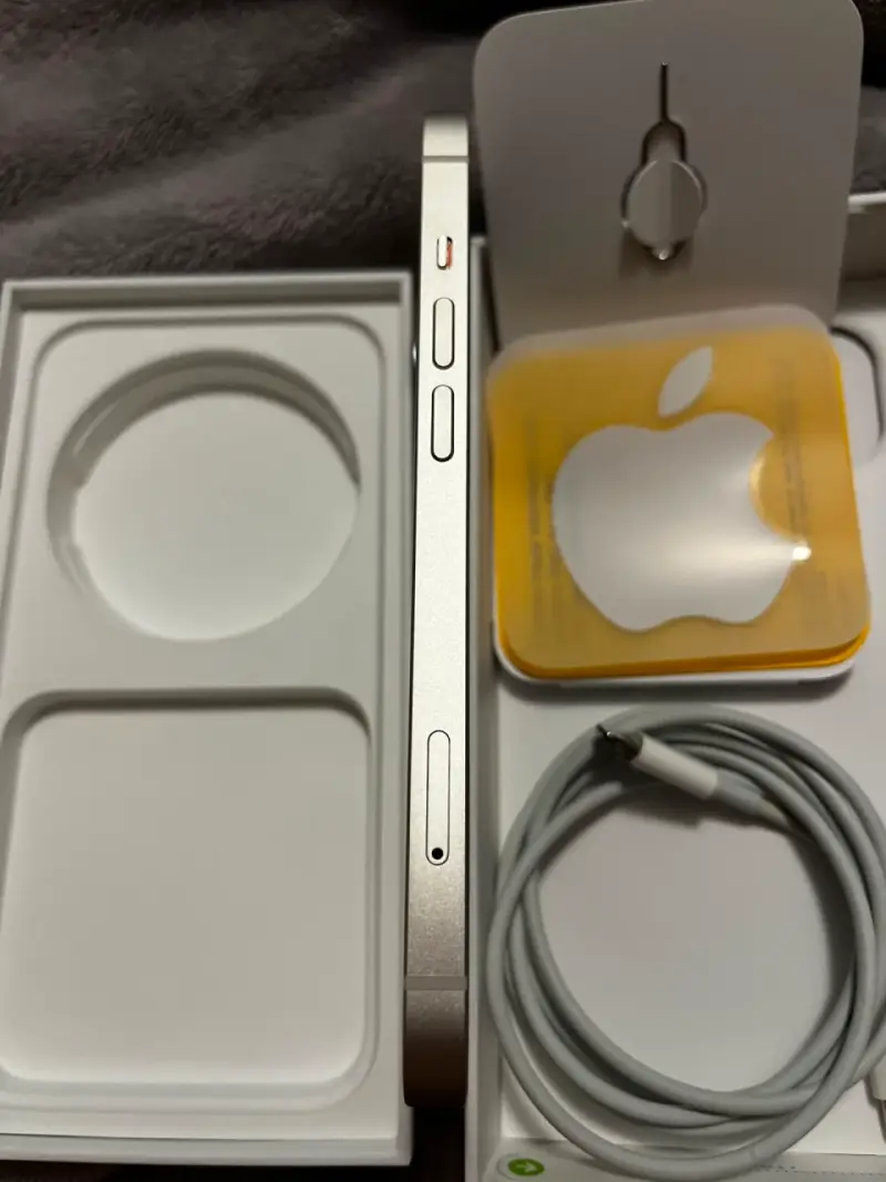 iPhone 13 blanco con accesorios completos - 5