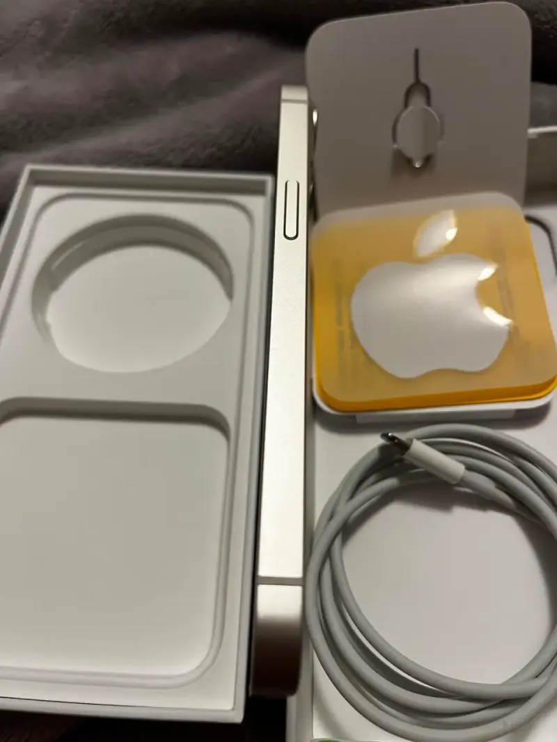 iPhone 13 blanco con accesorios completos - 6