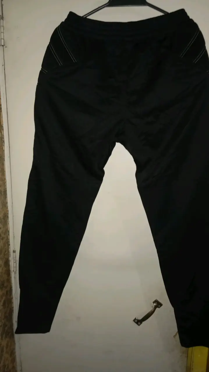 Pantalones deportivos negros Kelme con detalles verdes - 1