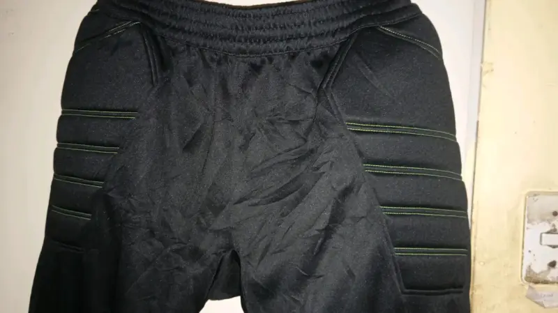 Pantalones deportivos negros Kelme con detalles verdes - 2