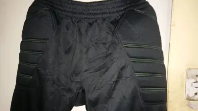 Pantalones deportivos negros Kelme con detalles verdes - miniatura 2