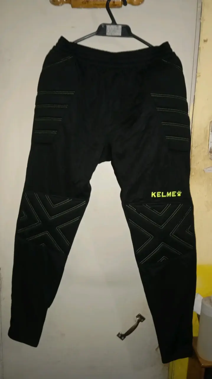 Pantalones deportivos negros Kelme con detalles verdes - 3