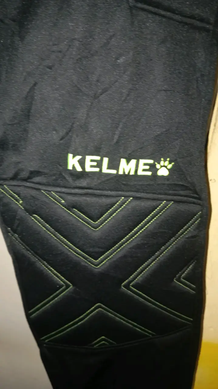 Pantalones deportivos negros Kelme con detalles verdes - 4