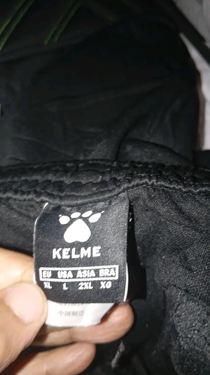 Pantalones deportivos negros Kelme con detalles verdes - 5