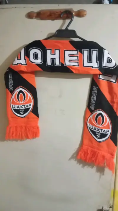 Bufanda deportiva Shakhtar Donetsk naranja y negra - miniatura 1