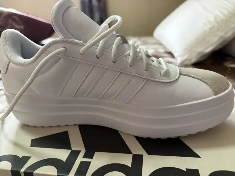 Zapatillas blancas Adidas modernas - 1