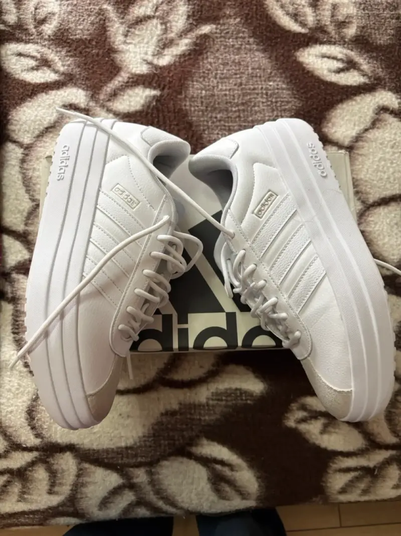 Zapatillas blancas Adidas modernas - 3